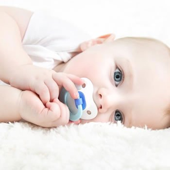 Bebeklerde Emzik Kullanımının Zararları: Doğru Bilinen Yanlışlar